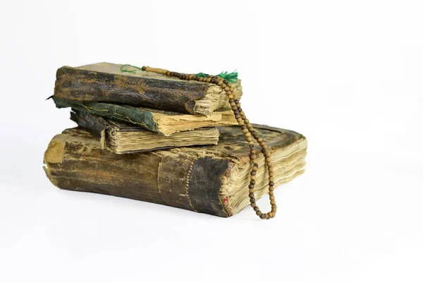 Beyaz Arka Planda Izole Edilmiş Antika Eski Kitaplar Seçici Odak — Stok fotoğraf