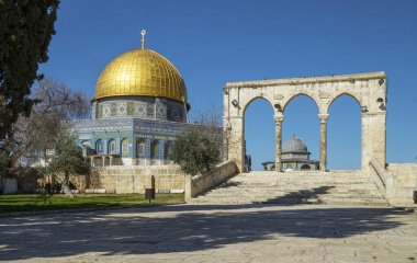 Kudüs, İsrail - 1 Şubat 2018: Masjidil Aqsa 'daki Kubbe Kaya veya Qubbat Sakhra İsrail' deki Yahudiler ve Müslümanlar için kutsal binalardan biridir..