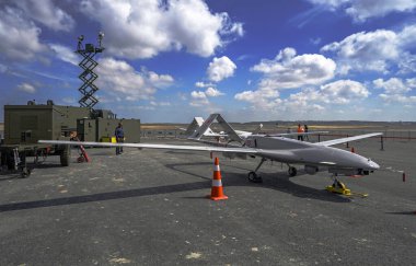 İstanbul, Türkiye - 22 Eylül 2018: Bayraktar, orta irtifa, uzun süreli insansız hava aracı (Uav) İstanbul, Türkiye 'de havaalanında duruyor. Havacılık ve teknoloji festivali, Teknofest.