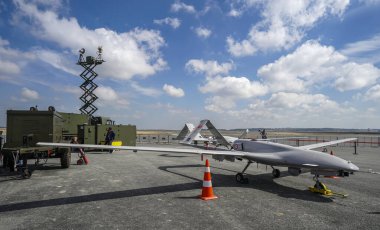 İstanbul, Türkiye - 22 Eylül 2018: Bayraktar, orta irtifa, uzun süreli insansız hava aracı (Uav) İstanbul, Türkiye 'de havaalanında duruyor. Havacılık ve teknoloji festivali, Teknofest.