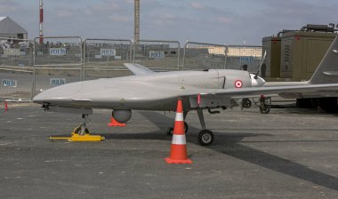 İstanbul, Türkiye - 22 Eylül 2018: Bayraktar, orta irtifa, uzun süreli insansız hava aracı (Uav) İstanbul, Türkiye 'de havaalanında duruyor. Havacılık ve teknoloji festivali, Teknofest.