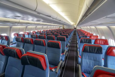 Uçağın içi. Modern yolcu uçağının yolcu kabini..