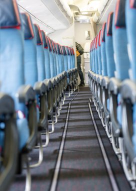 Uçağın içi. Modern yolcu uçağının yolcu kabini..