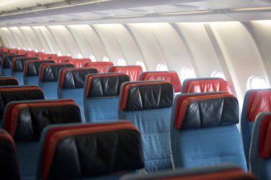 Uçağın içi. Modern yolcu uçağının yolcu kabini..