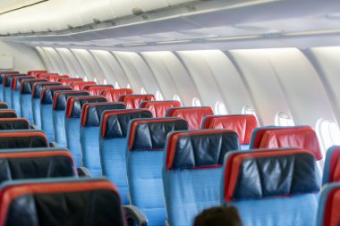 Uçağın içi. Modern yolcu uçağının yolcu kabini..