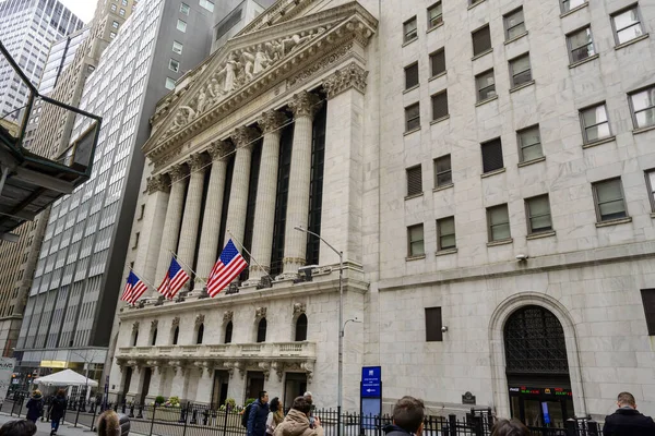 New York, Usa - 2 Şubat 2020 New York Borsası 'nın dışı. Listedeki şirketlerin piyasa sermayelendirilmesiyle dünyanın en büyük borsası haline geldi..