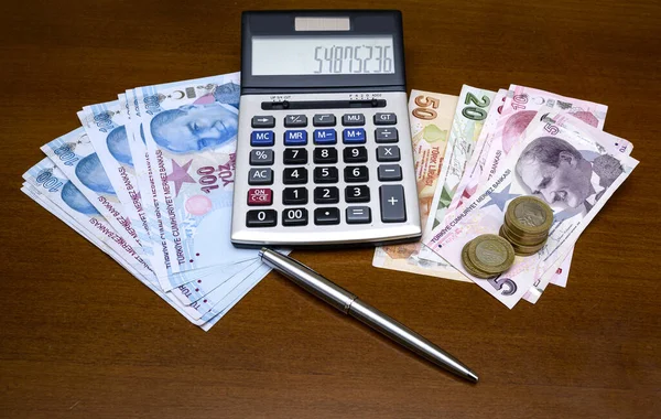 Calculatrice Papier Monnaie Pièces Sur Une Table Bois — Photo