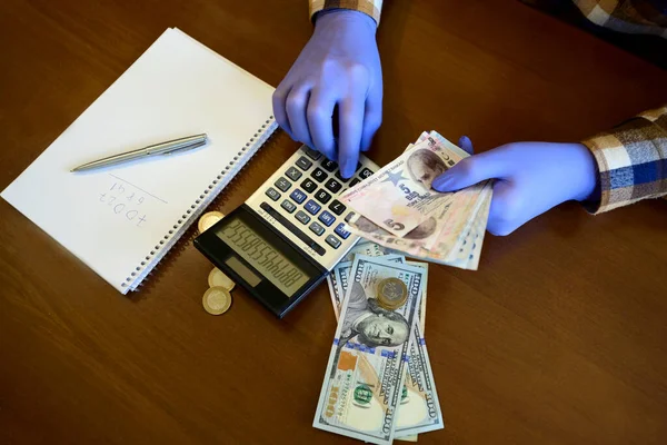 Hand Handschoen Schulden Rekenmachine Tegen Achtergrond Van Geld — Stockfoto
