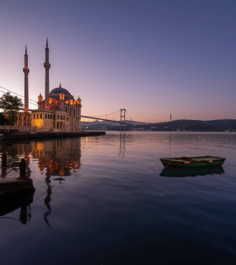 Ortakoy İstanbul panoramik manzarası güzel gün doğumu Ortakoy Camii ve İstanbul 'daki Boğaz Köprüsü. İstanbul 'un en iyi turistik beldesi. İstanbul 'un romantik manzarası.