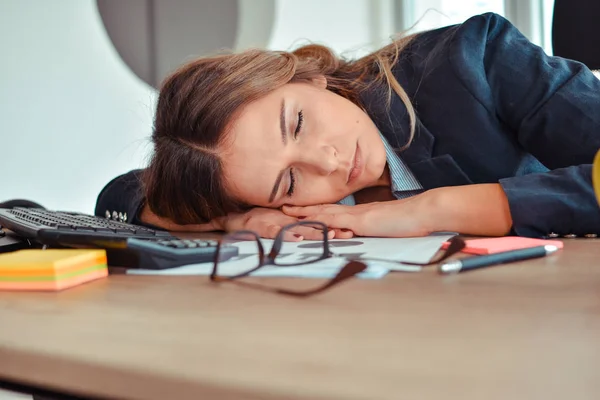 Mujer Joven Con Exceso Trabajo Cansada Durmiendo Escritorio — Foto de Stock