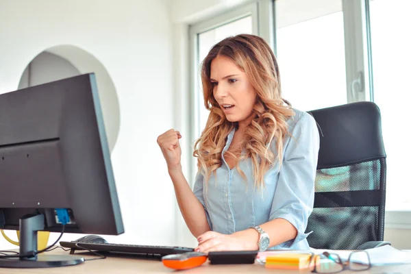 Mujer Linda Trabajo Delante Una Pantalla Mirando Cámara Una Oficina — Foto de Stock