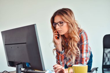 Yaratıcı kadın ofiste masasında otururken Evet