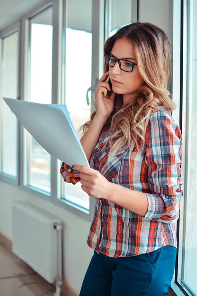 Creatieve vrouw praten over telefoon tijdens de vergadering op balie in kantoor — Stockfoto