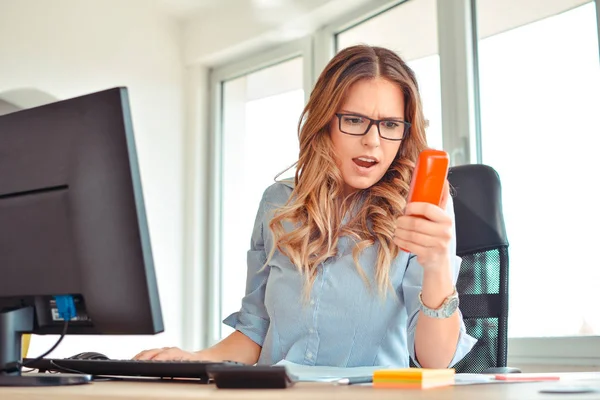 Empresaria Furiosa Que Usa Traje Trabajando Línea Usando Teléfono Inteligente — Foto de Stock