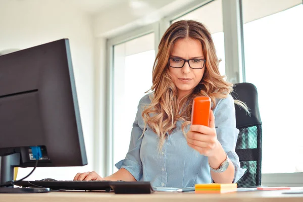 Mujer Creativa Hablando Por Teléfono Mientras Está Sentada Escritorio Oficina — Foto de Stock