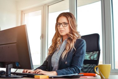 zakenvrouw werken op desktop computer