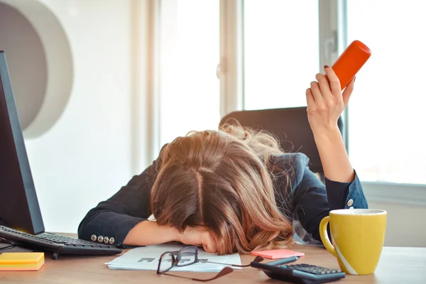 Seorang Pengusaha Muda Kelelahan Karena Tidur Depan Laptop Bersandar Meja — Stok Foto