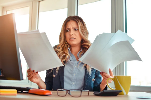 Angry Businesswoman Looking Negative Statistic — Stock Photo, Image