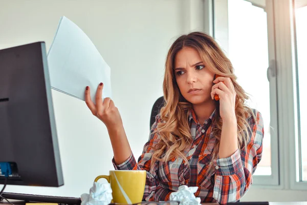 Mujer Negocios Enojada Mirando Estadística Negativa — Foto de Stock