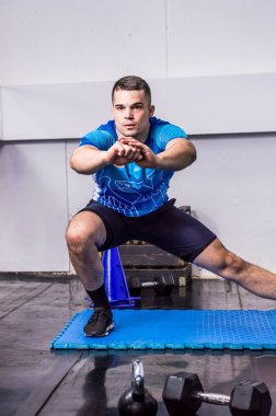 Yana lunges spor yapan uygun genç erkek