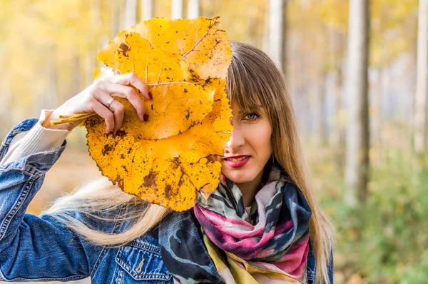 Halve portret half blad — Stockfoto