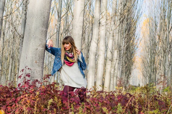 Girl door de boom — Stockfoto