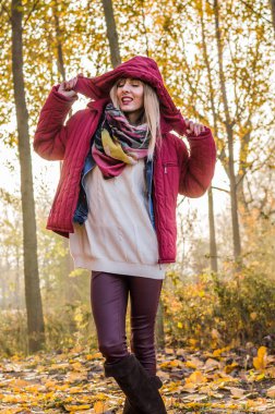 Kırmızı başlıklı.