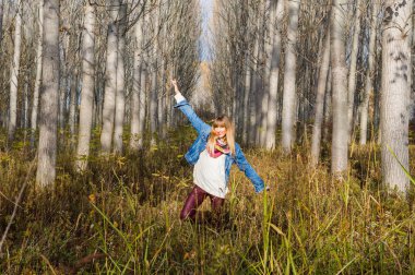 Orman yoluyla huzurlu yürüyüş