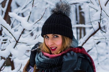 Güzel sarışın kız kış orman yürüyüş