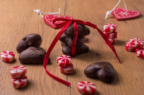 Decoración del día de San Valentín, lazo rojo en los corazones de chocolate — Foto de Stock