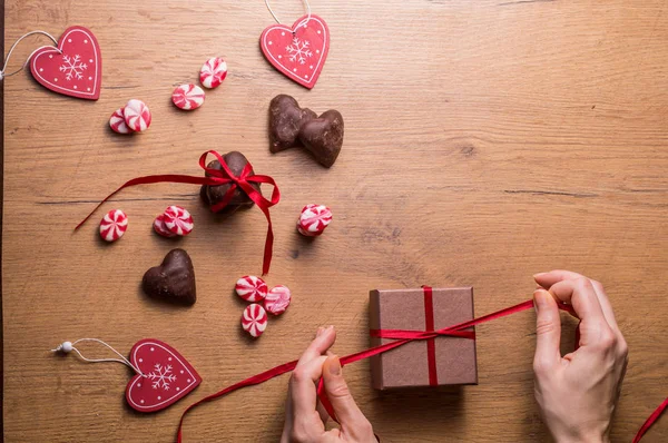 Decoración del día de San Valentín, Corazones, dulces y regalos — Foto de Stock