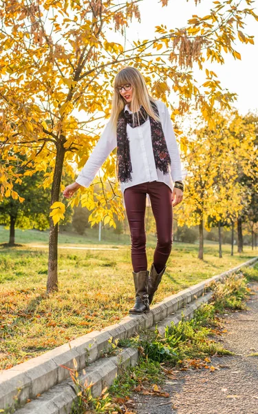 Meisje wandelen in het park in de herfst — Stockfoto