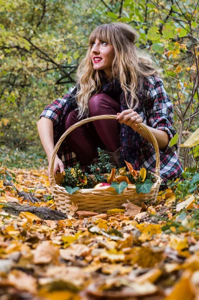 Meisje houdt de mand vol appels — Stockfoto