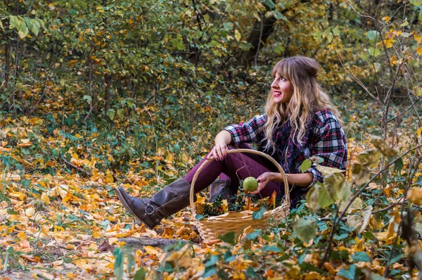 Meisje aanbrengen in bos — Stockfoto