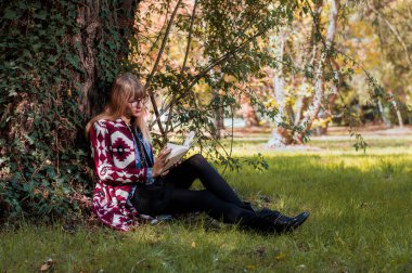 rahatlatıcı ve parkta okuma kız