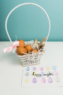 Paskalya yumurtaları ile beyaz sepet