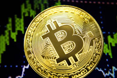 Bitcoin. Grafiğin arka plan üzerinde altın Bitcoin.