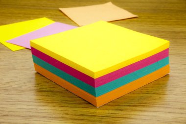 Kağıt etiket Not ahşap arka plan üzerinde. Boş formlar işçi notlar. 3D çizim