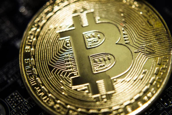 Bir devre kartı arka plan üzerinde altın Bitcoin sanal para birimi