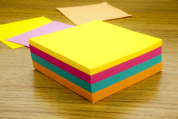 Kağıt etiket Not ahşap arka plan üzerinde. Boş formlar işçi notlar. 3D çizim