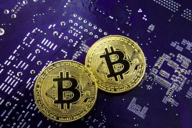 Anakart üzerinde Cryptocurrency Bitcoin. Altın sikke. Sanal para.