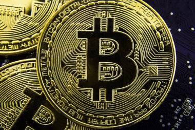 Anakart üzerinde Cryptocurrency Bitcoin. Altın sikke. Sanal para.