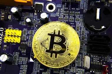 Anakart üzerinde Cryptocurrency Bitcoin. Altın sikke. Sanal para.