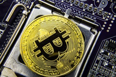 Anakart üzerinde Cryptocurrency Bitcoin. Altın sikke. Sanal para.
