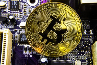 Anakart üzerinde Cryptocurrency Bitcoin. Altın sikke. Sanal para.