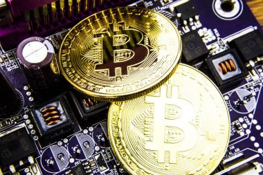 Anakart üzerinde Cryptocurrency Bitcoin. Altın sikke. Sanal para.