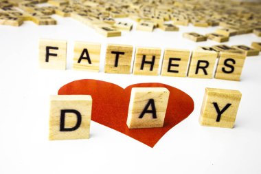 Babalar günü beyaz bir arka plan ahşap harfler. Bir kırmızı kalp