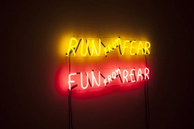 Işık korkusundan tamamen karanlıkta çalıştırın. Neon ifade.