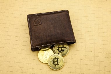 Metal bitcoins kahverengi deri cüzdan. Bitcoin - modern sanal. 3D çizim