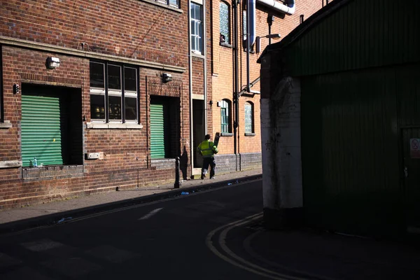 Mann läuft allein durch die Stadtstraße gegen Sonne — Stockfoto
